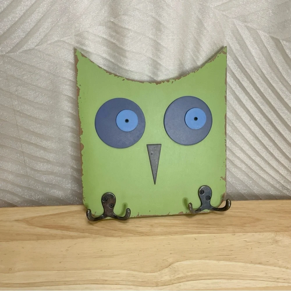 2 Wood Owl Wall Plaques Green & Blue with Hooks Coat Hat Jewelry Distressed